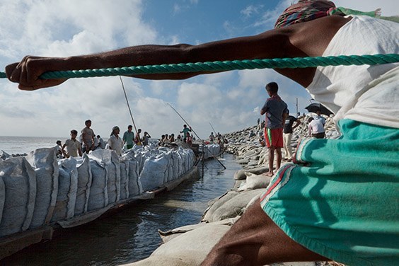 Bangladesh, 2009

Bangladeshis in Sirajganj haul boatloads of bagged sand to reinforce a levee eroded by the flooding of the Jamuna River. If melting ice swells the area’s rivers, such stopgap fixes may become more common.