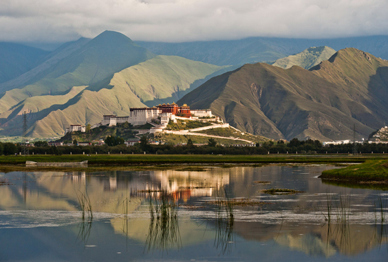 Mike Yamashita: Elusive Paradise: Michael Yamashita’s Shangri-La (along the tea road to Lhasa)