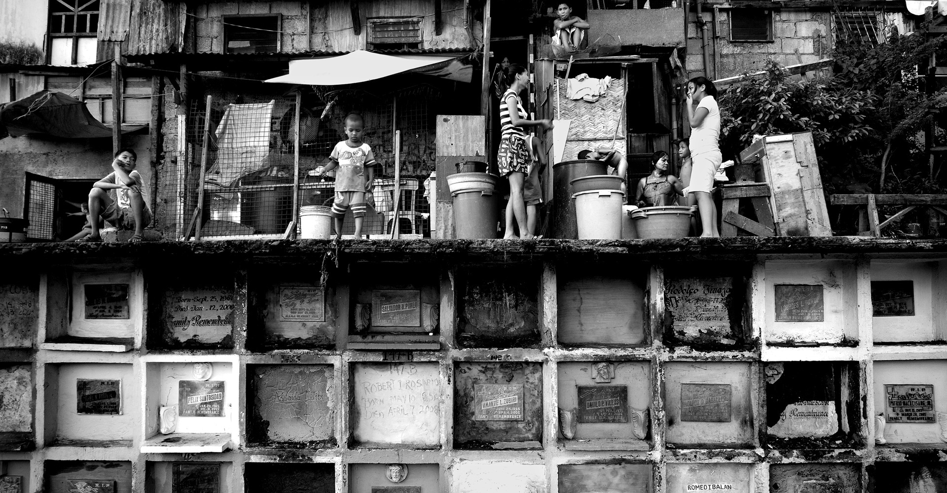 Living With The Dead: Manila's North Cemetery 